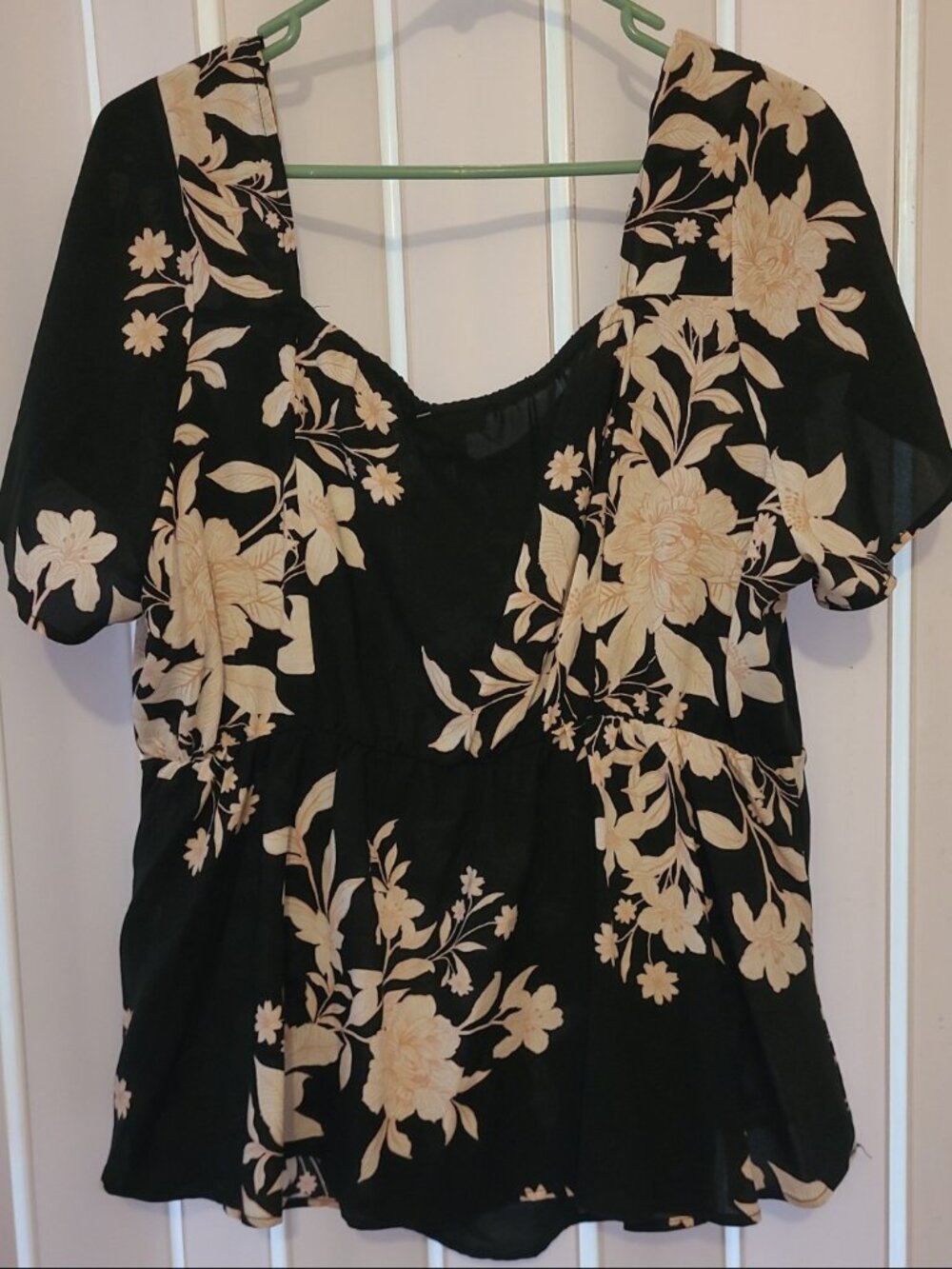 Torrid Woman's 2x Top NWT Black & Floral